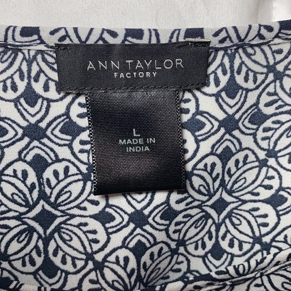 New WO tags Ann Taylor blouse. Large - Picture 3 of 5